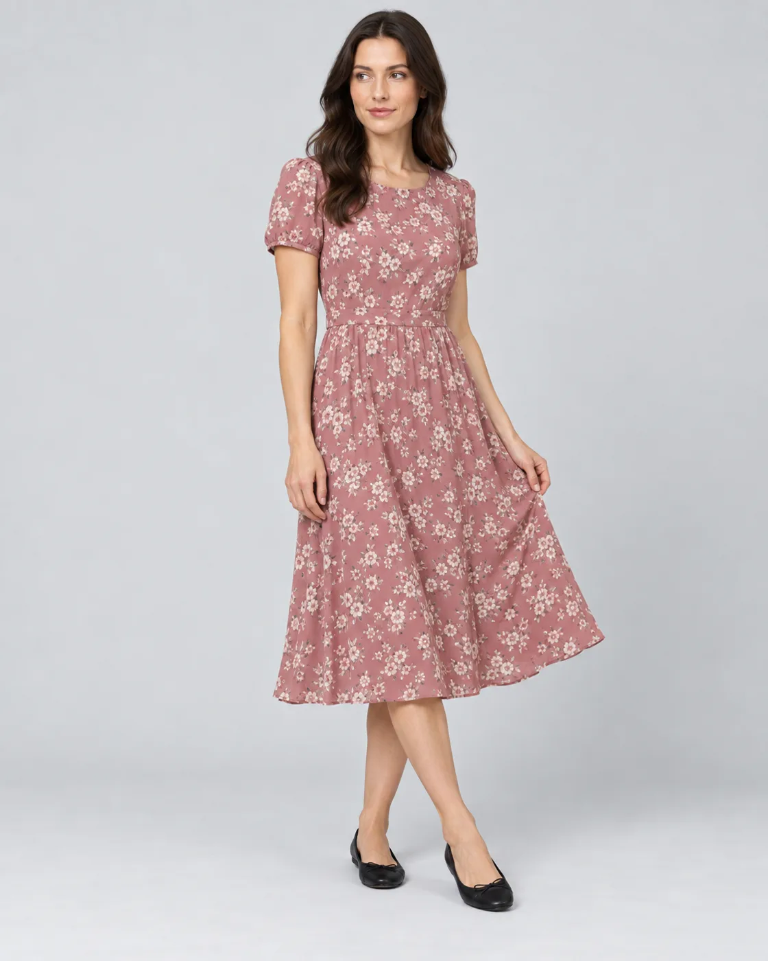 Vestido midi de flores colgado en un gancho de madera