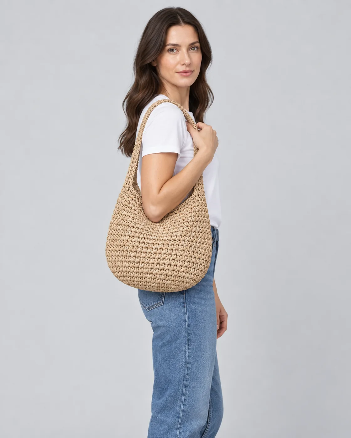 Bolso tejido de fibra natural colgado en la pared
